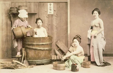 Geishas au bain, vers les années 1880